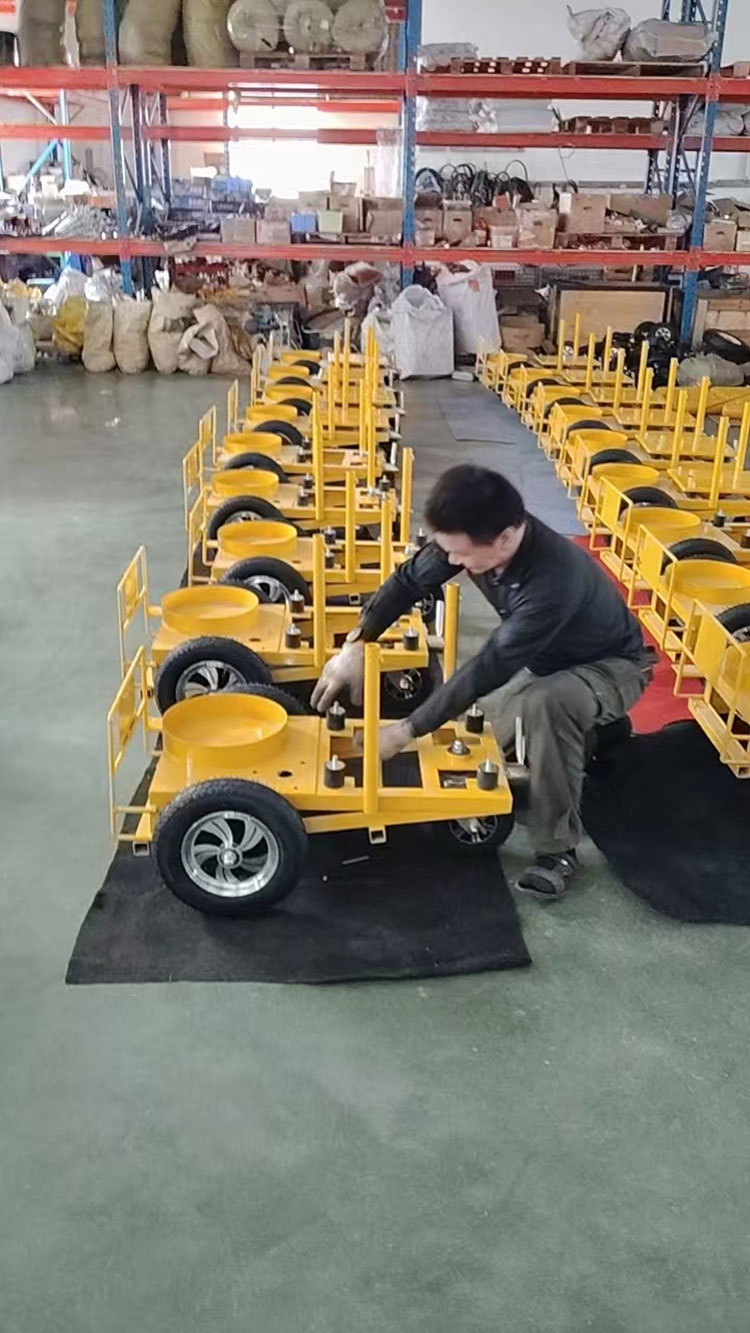 Máquina de marcado en la carretera de pintura fría a Kazajstán, destacando la excelencia de fabricación a medida